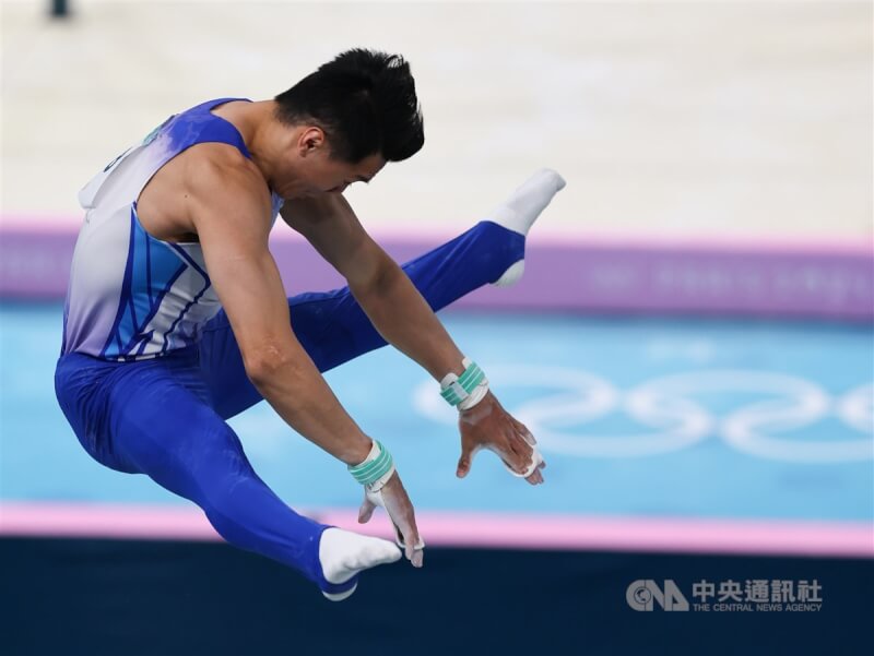 唐嘉鴻選擇難度6.500分動作。中央社記者王騰毅巴黎攝 113年8月5日