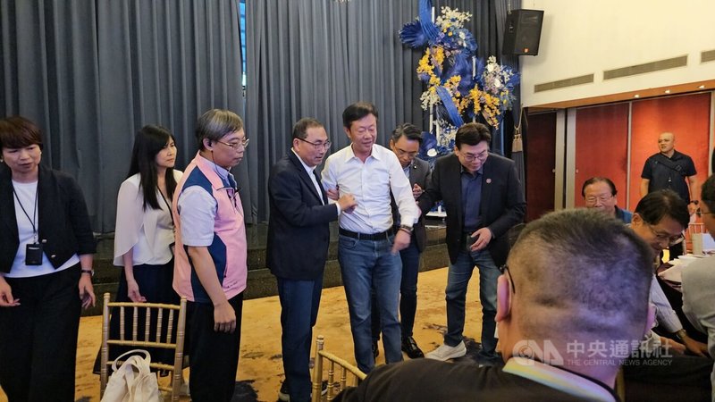 新北市長侯友宜(左4)5日晚間舉行市政交流會,宴請新北市區域與不分區立委,民進黨立委張宏陸(左5)會中不慎跌倒,侯友宜急忙上前攙扶。中央社記者王鴻國攝 113年8月5日