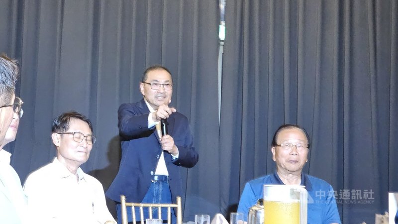 新北市長侯友宜(右2)5日晚間舉行市政交流會,邀請新北市區域與不分區立委餐敘,盼立委不分黨派協助市政。中央社記者王鴻國攝 113年8月5日