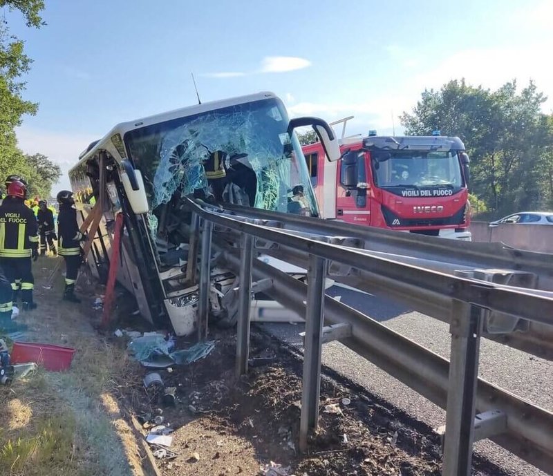 義大利高速公路A1在4日發生嚴重車禍，義大利托斯卡尼區首長稱車上乘客是中國遊客，但未提供更多細節。（義大利國家消防局Vigili del Fuoco提供）中央社記者黃雅詩傳真  113年8月5日