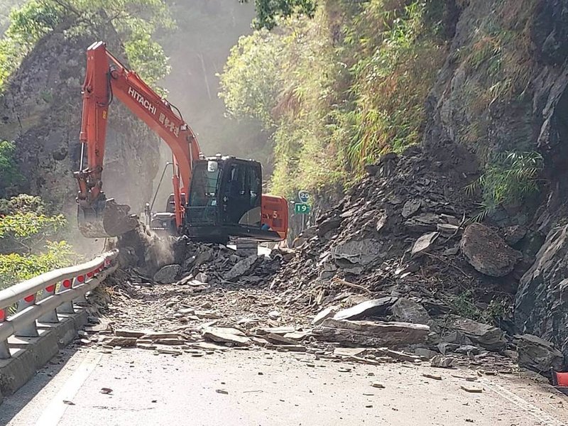 台東縣海端鄉省道台20線191K新武路段6日上午6時許發生邊坡坍方，道路阻斷無法通行，公路局南區養護工程分局隨即派遣關山工務段機具前往搶災。（公路局南區養護工程分局提供）中央社記者李先鳳傳真  113年8月6日