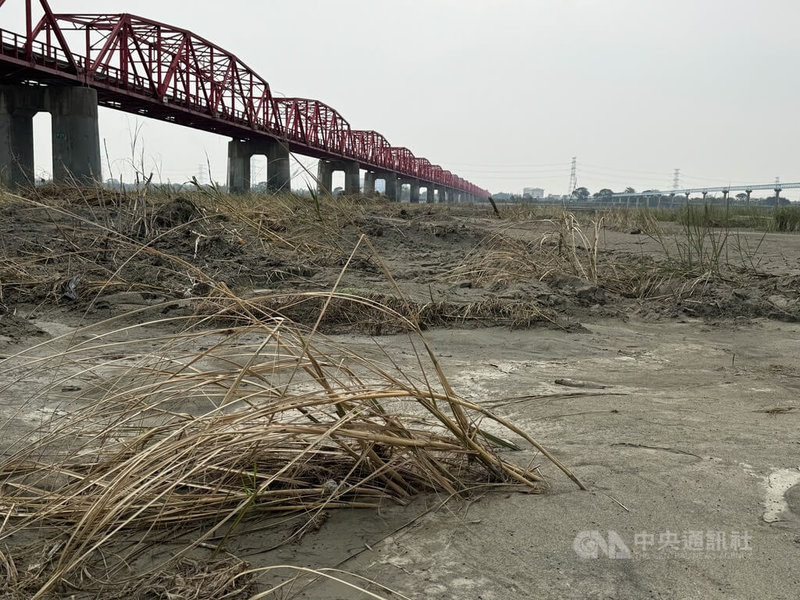 第四河川分署表示,根據颱風凱米前後空拍圖比較顯示,今年7月2日濁水溪裸露地(中沙大橋以西至出海口)約99公頃,颱風過後,裸露地達849公頃,分署著手展開綠覆蓋、水覆蓋等方式因應,趕在9月中旬復育並檢討工作細項,防治揚塵。中央社記者姜宜菁攝 113年8月6日