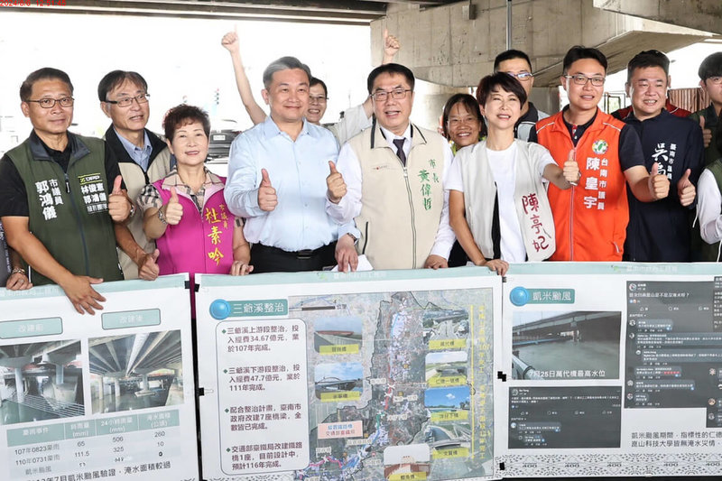 台南市道182線三爺溪萬代橋改建已接近完工，東向道6日恢復通車，台南市長黃偉哲（前排中）等人前往視察通車準備情形。（台南市政府提供）中央社記者楊思瑞台南傳真  113年8月6日