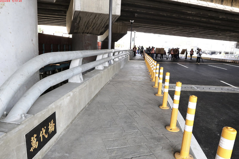 台南市道182線三爺溪萬代橋改建工程,橋梁主體已完工,西向道於7月16日已先行恢復通車,東向道於6日恢復通行。(台南市政府提供)中央社記者楊思瑞台南傳真 113年8月6日