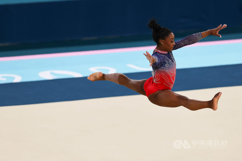 美國體操天后拜爾絲（Simone Biles）重返奧運舞台，在法國時間5日於2024巴黎奧運地板項目出賽，在場中展現優美姿態，最終進帳一面銀牌。中央社記者王騰毅巴黎攝　113年8月6日