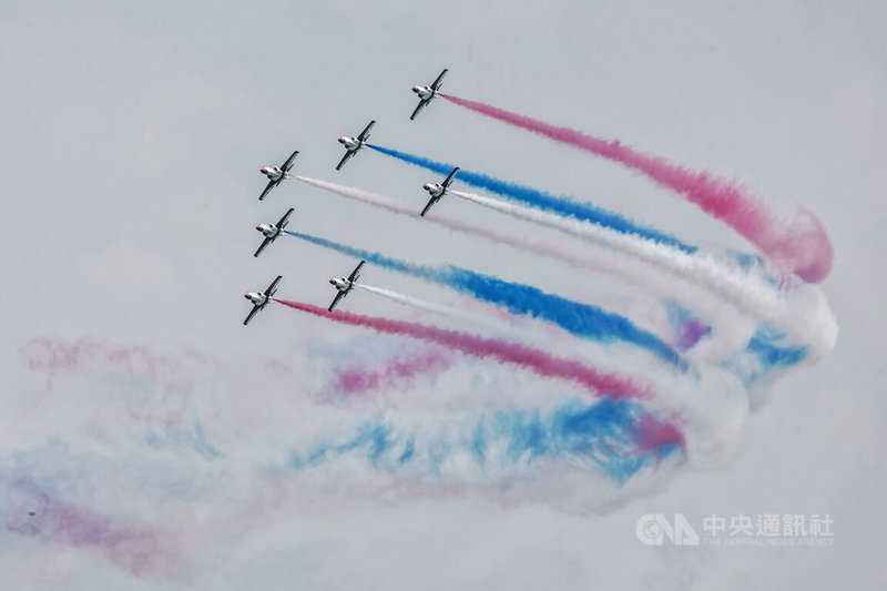 國軍今年唯一一場營區開放活動將於10日在嘉義空軍基地舉行，6日進行全兵力預演校閱，雷虎小組進行特技操演，並施放三色彩煙衝場。中央社記者裴禛攝  113年8月6日