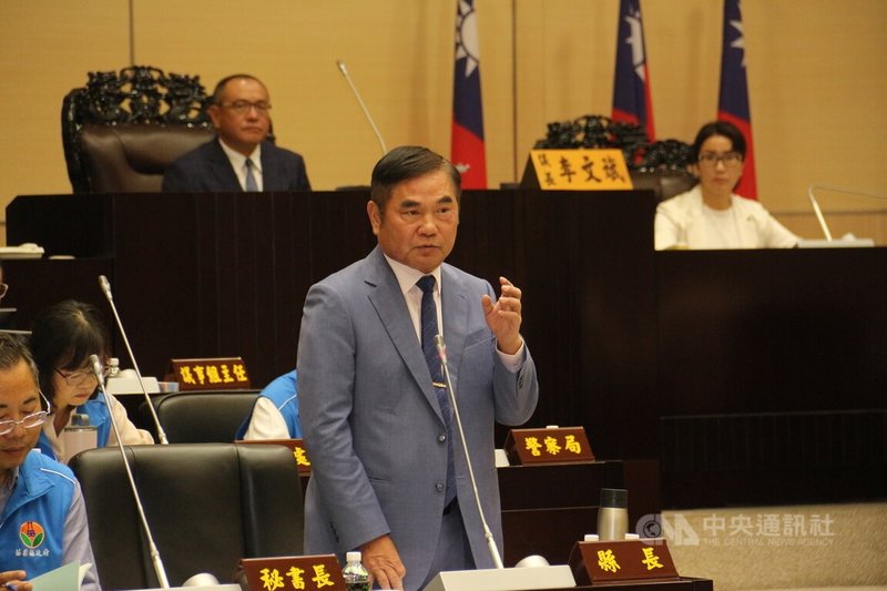 苗栗縣112年度總決算審定,縣府債務管理考評成績連3年為全國最末等,且112年是唯一丙等。縣長鍾東錦(中)6日指出,苗栗債務總額「分母」大,還一樣的債務金額,償債比率就是比其他縣市低,財政紀律就被排在最後,「這是數字魔術,對苗栗縣不夠公平也不夠厚道」。中央社記者管瑞平攝 113年8月6日