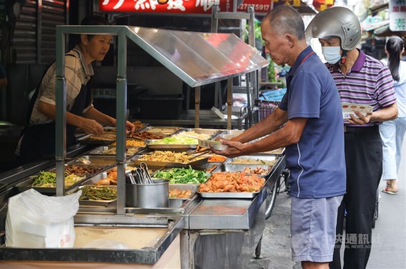 主計總處6日發布7月消費者物價指數（CPI）年增率為2.52%，以食物類上漲4.57%、變動較大，主因是水果受去年低基數影響，價格上漲27.23%，蔬菜因颱風凱米侵襲，供給量減少，價格上揚8.58%。圖為民眾在台北市大安區自助餐店選菜。中央社記者謝佳璋攝　113年8月6日