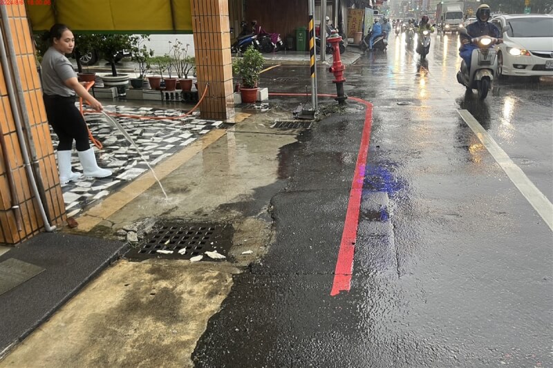 台南部分地區6日下午大雷雨後出現道路積水，所幸雨勢不久後趨緩，永康區中山南路544巷附近也快速退水。（台南市水利局提供）中央社記者楊思瑞台南傳真 113年8月6日