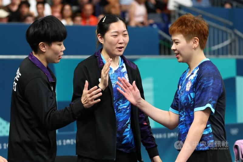 2024巴黎奧運桌球女子團體16強賽在當地時間6日上午展開,台灣隊選手陳思羽(右起)、簡彤娟、鄭怡靜順利打敗澳洲組合,晉級8強。中央社記者王騰毅巴黎攝 113年8月6日