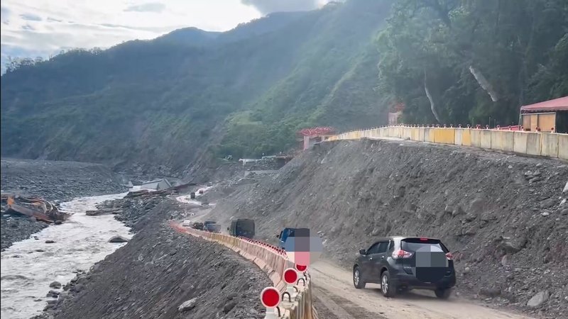 颱風凱米導致溪水上漲沖毀台20線明霸克露橋路段，造成高雄市桃源區梅山、拉芙蘭、復興3里聯外交通中斷，經公路局連日搶通，6日上午7時首次開放河床便道就湧入66車次通行。（公路局南區養護工程分局甲仙工務段提供）中央社記者張已亷傳真  113年8月6日