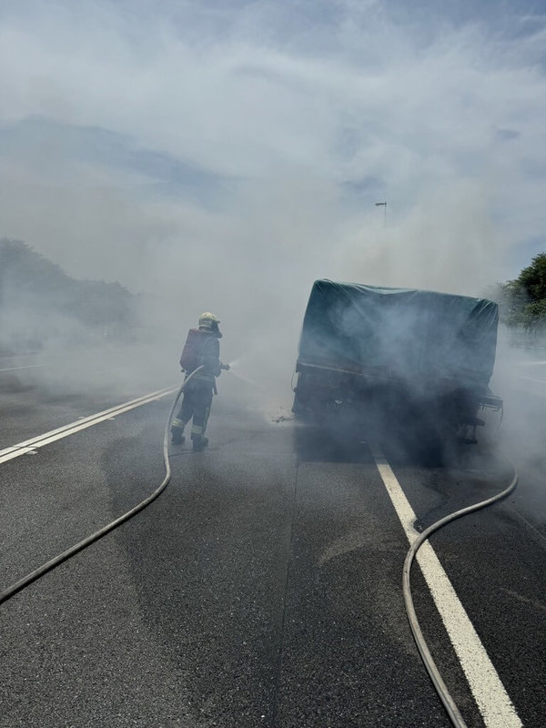 1輛載運油漆原料的大貨車6日行經國道3號南下122.1公里後龍路段，後輪突然爆裂摩擦出火花，隨即起火燃燒，火勢經消防隊灌救後，已順利撲滅，幸車上人員及時逃生，也未波及其他車輛。（民眾提供）中央社記者管瑞平傳真 113年8月6日