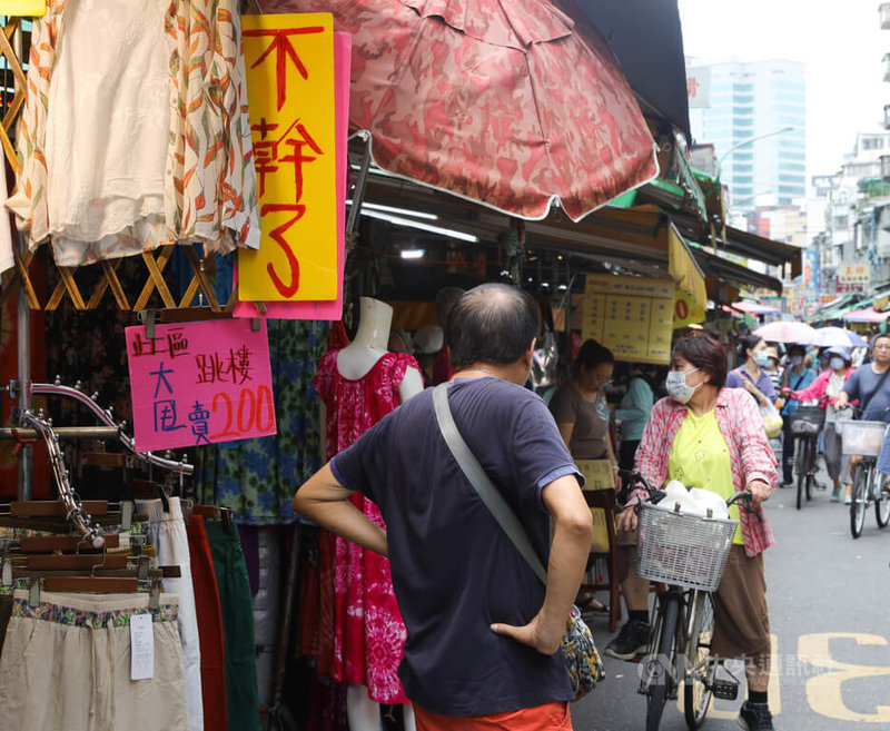 主計總處6日發布7月消費者物價指數（CPI）年增率為2.52%，受到颱風凱米來襲影響，寫下近5個月最大漲幅。圖為民眾前往台北市大安區傳統市場採買。中央社記者謝佳璋攝　113年8月6日