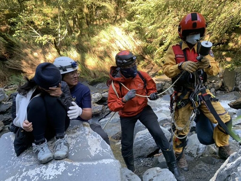 1名女山友（左）跟隊伍攀花蓮縣秀林鄉屏風山，6日回程不慎摔傷、右肩脫臼，因疼痛導致暈眩無法行走，同行隊友向花蓮縣消防局求援。消防局出動5人地面隊伍，7日上午請求由空勤支援，順利吊掛下山就醫。（花蓮縣消防局提供）中央社記者張祈傳真  113年8月7日