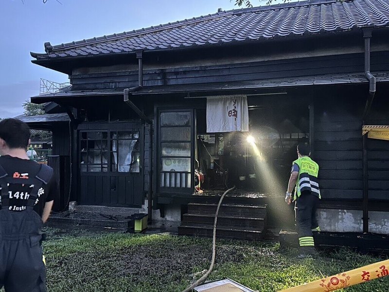 嘉義市知名熱門景點檜意森活村營運10年，7日首次發生火警，其中1間木屋火苗竄出，消防及時灌救，未延燒其他建物，無人傷亡。（阿里山林鐵及文資處提供）中央社記者黃國芳傳真  113年8月7日