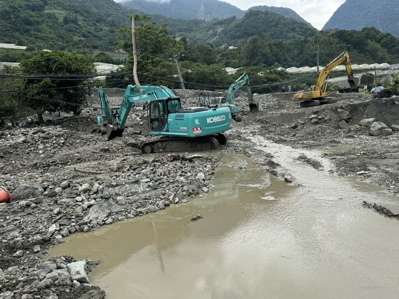 南投縣信義鄉投95線4.3公里處（圖）近年逢強降雨易發生土石流阻斷交通，國民黨立委游顥7日邀中央單位踏勘，初估相關修復工程經費約新台幣1.65億元。（游顥團隊提供）中央社記者蕭博陽南投傳真 113年8月7日