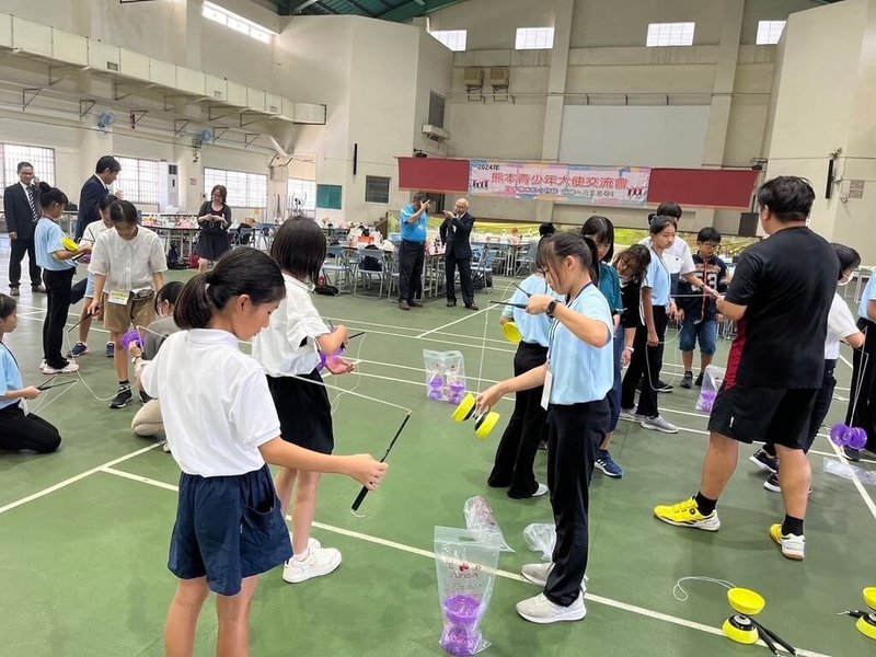 日本熊本縣青少年大使團35名學生7日抵達高雄展開4天訪問，與楠梓國中、楠梓國小與楠梓高中3校師生一同交流，體驗扯鈴等特色課程。（高雄市教育局提供）中央社記者林巧璉傳真  113年8月7日