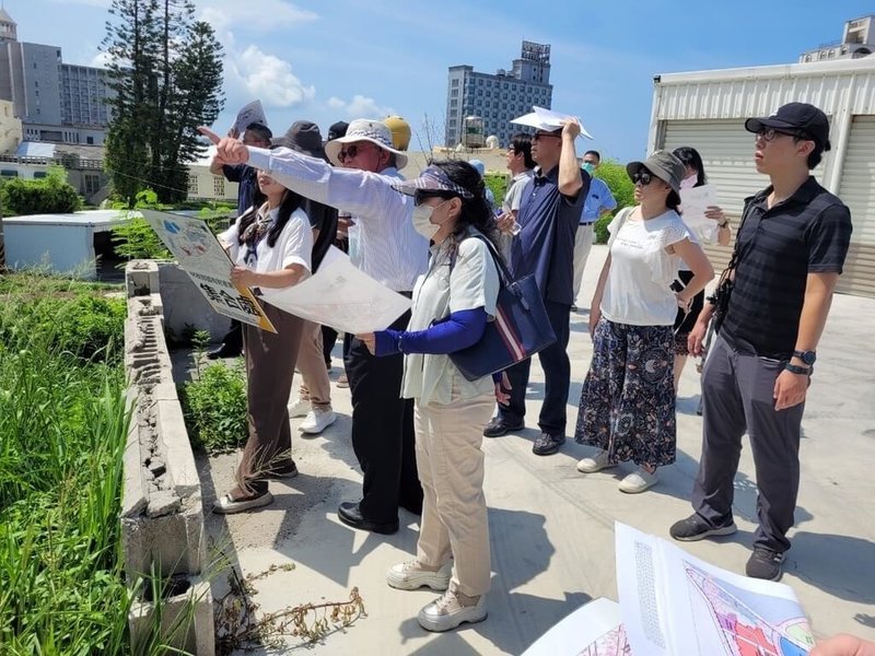 財政部國有財產署與行政院南部聯合服務中心7日邀集澎湖縣政府、馬公市公所等相關土地經管單位，共同研討中央機關合署辦公及國有土地都更案，並現地會勘。（行政院南服中心提供）中央社  113年8月7日