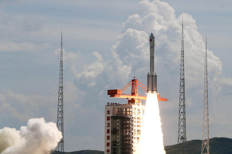 中國6日在太原衛星發射中心使用長征六號改運載火箭，成功將千帆極軌01組衛星發射升空，衛星順利進入預定軌道。這也代表中國版「星鏈」首批衛星升空，試圖追上美國。（中新社提供）中央社 113年8月7日