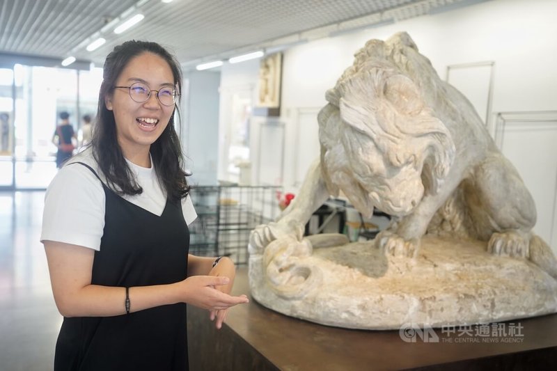 北師美術館館員王珮珊（圖）是視障友善專案負責人，她指出，館內口述影像服務以大廳展示的3件典藏作品為主，有的作品巨大、有的擺放位置高至天花板，而受眾視障程度不一，在專家協助下，他們會以全盲程度試想如何讓受眾立刻了解作品。圖為王珮珊介紹雕塑作品「獅子與毒蛇」。中央社記者徐肇昌攝　113年8月7日