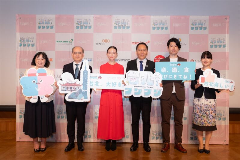 台北市觀傳局6日在東京舉辦記者會,日本女星清原果耶(左3)擔任台北市觀光推廣大使,台北市觀傳局長王秋冬(右3)、觀光署東京事務所所長鄭憶萍(左1)、長榮航空日本支社支社長陳啓偉(左2)等人與會。(台北市政府觀光傳播局提供)中央社記者戴雅真東京傳真 113年8月6日