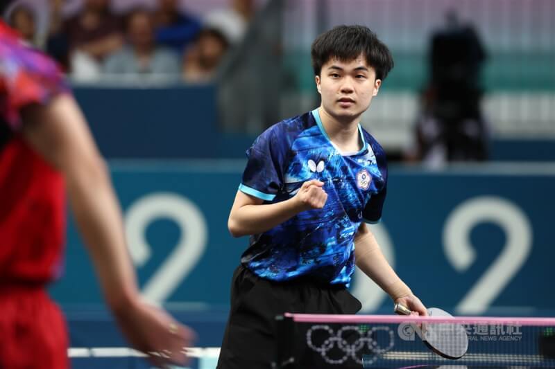 巴黎奧運台灣桌球男團在當地時間6日舉行的8強賽遭遇勁敵日本組合,台灣隊林昀儒(圖)在第2點擊敗張本智和,為台灣扳回一城。中央社記者王騰毅巴黎攝 113年8月7日