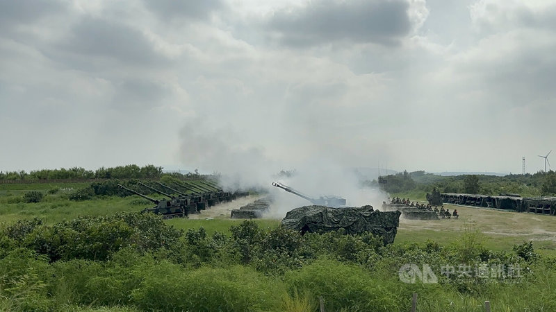 陸軍第十軍團7日在台中番仔寮陣地進行重砲保養射擊操演，火砲依序射擊，現場砲聲隆隆，展現國軍堅強防衛能力。中央社記者趙麗妍攝  113年8月7日