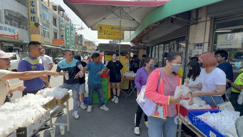 巴黎奧運台灣羽球男雙「麟洋配」奪金，雲林縣水林鄉工程業者洪健雄（前左3）夫婦日前才發100份雞排慶賀，7日再發送400份，引來大批民眾領取。中央社記者姜宜菁攝  113年8月7日