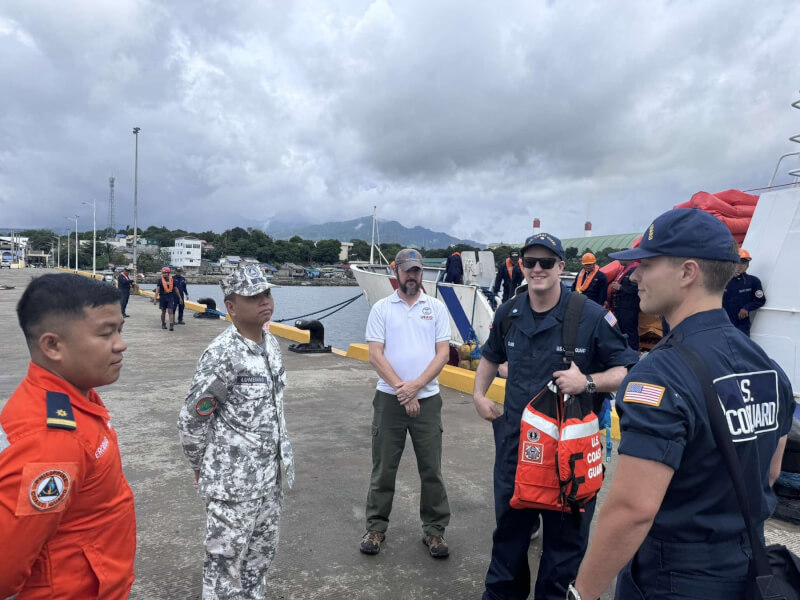 美國海岸防衛隊人員6日抵達菲律賓。（圖取自x.com/coastguardph）