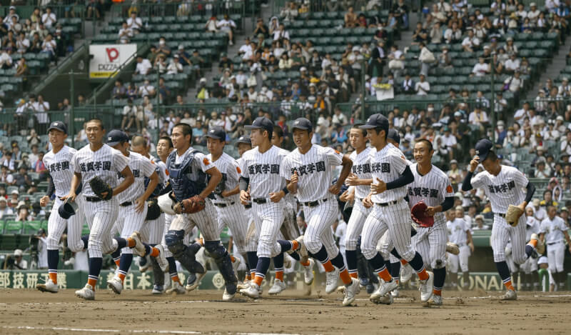 夏季甲子園7日開打，滋賀學園高校終場以10比6擊敗對手率先晉級。（共同社）