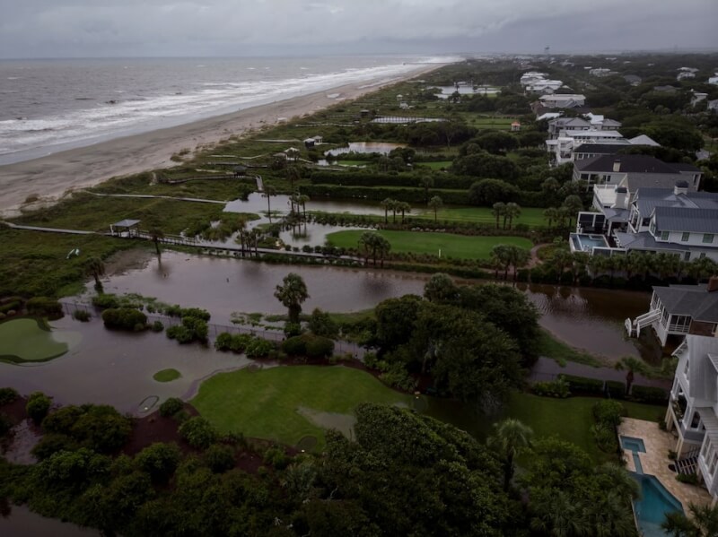 受熱帶風暴黛比影響，南卡羅來納州6日降下暴雨，沿岸房屋院子被淹沒。（路透社）