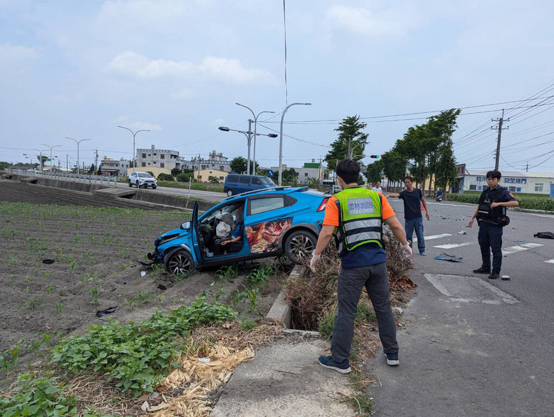 雲林縣土庫鎮158線與民族路路口8日中午發生機車與轎車擦撞車禍，救護人員趕抵現場，汽機車零件散落一地，蔡姓轎車駕駛一度受困車內，意識清醒、肢體擦傷；趙姓女騎士經送醫後仍不治身亡。（民眾提供）  中央社記者姜宜菁傳真  113年8月8日