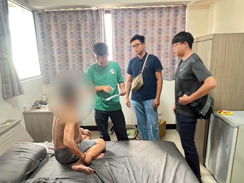 高雄王姓男子遭投資詐騙，陸續匯款面交付款496萬，打算提領獲利無法出金驚覺受騙，警方逮捕2名車手和監控人員，發現其中宋姓車手（前左）黑吃黑私吞136萬，3人訊後聲押獲准。（高雄市三民二警分局提供）中央社記者洪學廣傳真  113年8月8日