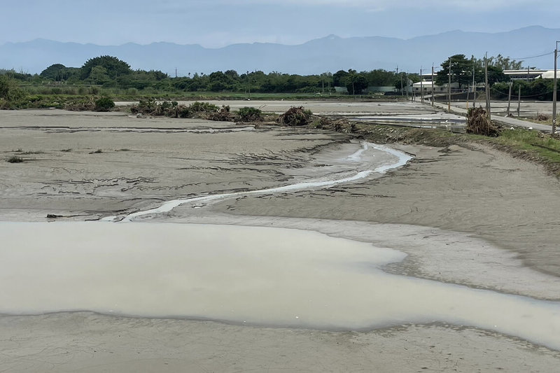 受颱風凱米影響，台南市後壁區農田出現土壤流失或沖積砂土埋沒而無法耕種情況，農業局指出，市府將緊急以市府預算災害準備金支出，協助重整受災農地。（台南市政府提供）中央社記者楊思瑞台南傳真  113年8月8日