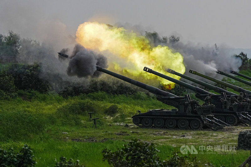 國軍第五作戰區8日上午在台中甲南海灘實施M110A2重砲射擊，場面相當震撼。中央社記者游凱翔攝  113年8月8日