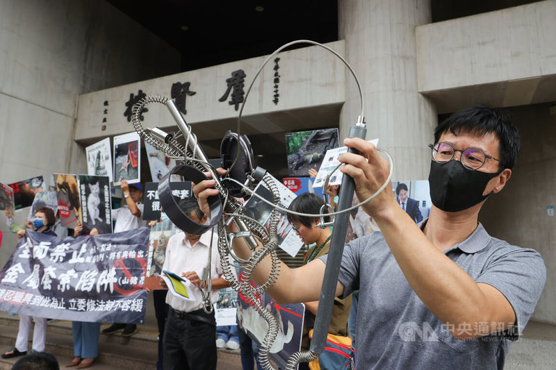 台灣動物共生聯盟8日在立法院群賢樓外舉行記者會，呼籲立委修法，禁止山豬吊等金屬材質彈簧式套索，徹底解決野生動物與犬貓受山豬吊危害的不人道痛苦。中央社記者謝佳璋攝 113年8月8日