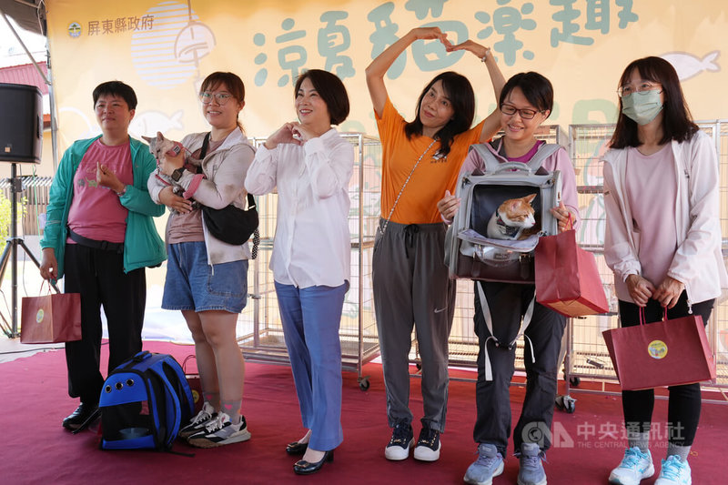 國際貓咪日，屏東縣動物之家8日推出貓咪飼育課程，邀飼主帶毛孩一同參與。屏東縣長周春米（左3）表示，將持續辦活動，宣導「領養代替購買」，並打造寵物天地，讓飼主可以前來蹓毛孩。中央社記者黃郁菁攝  113年8月8日