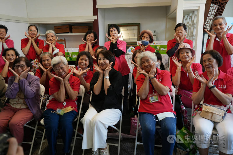 屏東縣長周春米（前中）表示，縣府給65歲以上長輩每人1張敬老卡，每月有新台幣500元搭乘火車、公車、10月將擴及YouBike，為鼓勵長輩多利用，祭出優惠活動，敬老卡累計使用6次即可獲回饋金。中央社記者黃郁菁攝  113年8月8日