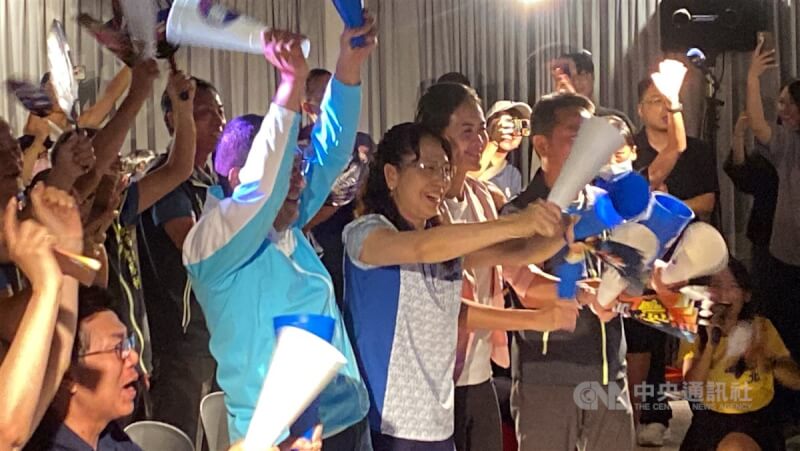 台灣拳擊女將林郁婷8日在巴黎奧運女子57公斤級4強賽,擊敗對手挺進金牌戰。新北市政府舉辦直播派對越洋加油,林郁婷的母親廖秀蘭(前中)與鄉親一同觀賽,裁判宣布獲勝一刻,全場氣氛嗨翻。中央社記者黃旭昇新北攝 113年8月8日