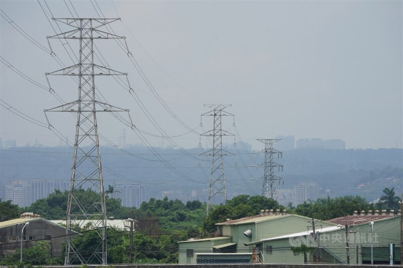 圖為北市社子島的高壓電塔。中央社記者徐肇昌攝 111年6月27日