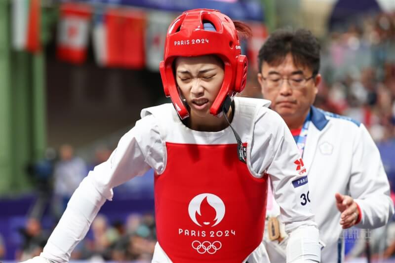 2024巴黎奧運跆拳道8日進行女子57公斤級16強賽,台灣好手羅嘉翎(前)帶傷拚戰,儘管賽前吞了好幾天止痛藥,出場時仍面露痛苦。中央社記者王騰毅攝 113年8月8日