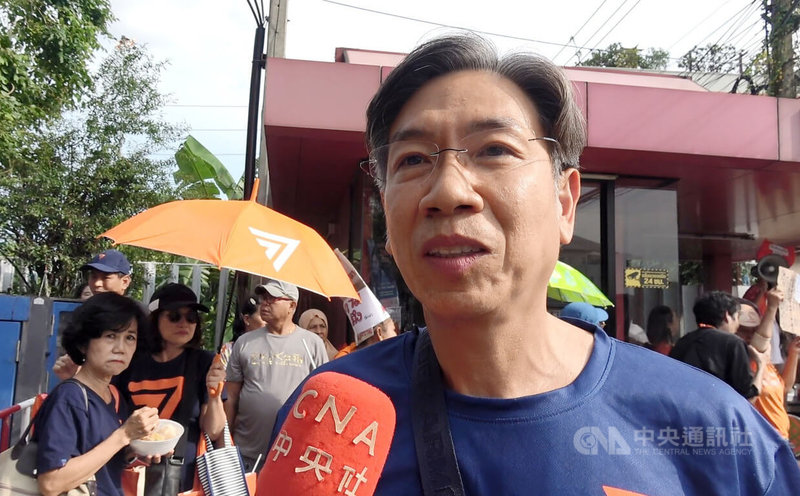 泰國新興政黨前進黨因為主張修改俗稱冒犯君主罪7日遭到解散,選民歐立(圖)7日到黨部外表達支持,並表示下次選舉還是會投給同一批人。中央社記者呂欣憓曼谷攝 113年8月8日