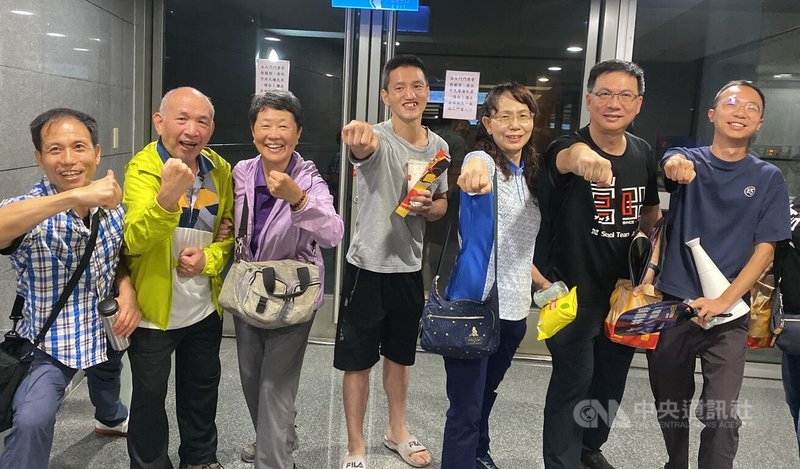 拳擊女將林郁婷8日在巴黎奧運女子57公斤級4強賽,擊敗對手挺進金牌戰。她的母親廖秀蘭(右3)參加新北市政府直播觀賽後,開心與鶯歌鄉親合影。中央社記者黃旭昇新北攝 113年8月8日
