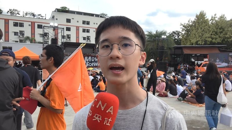 泰國新興政黨前進黨因為主張修改俗稱冒犯君主罪7日遭到解散,學生帕瓦力(圖)7日到黨部外表達支持,並表示還是對下次選舉抱以希望。中央社記者呂欣憓曼谷攝 113年8月8日