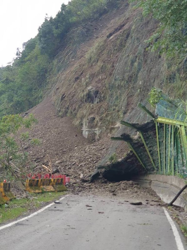 高雄山區近日大雨,造成六龜區及桃源區間的藤枝聯外道路10公里處路段上邊坡零星落石不斷,林業及自然保育署屏東分署8日起至15日進行道路搶修清理,並實施交通管制。(林業及自然保育署屏東分署提供)中央社記者張已亷傳真 113年8月8日