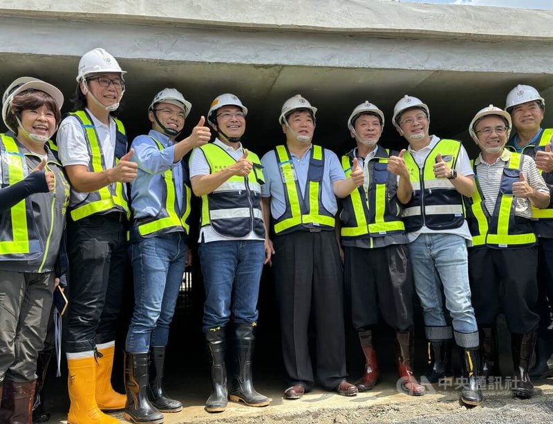 新北市長侯友宜(左4)9日到新泰塭仔圳視察公二之一用地4孔箱涵施工進度,國民黨立委洪孟楷(左3)、新北市議員宋明宗(左5)、地政局長汪禮國(右3)、水利局長宋德仁(右2)等人也到場。中央社記者高華謙攝 113年8月9日