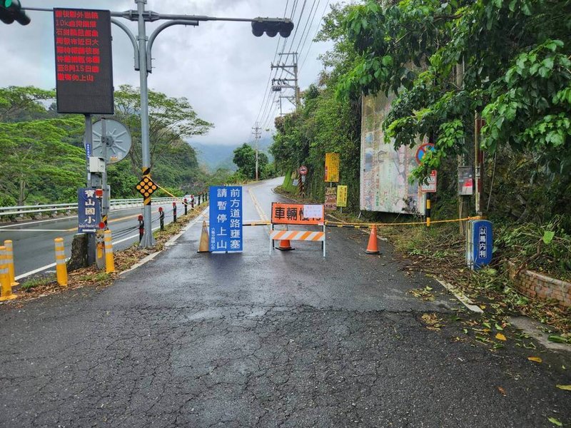 中央氣象署持續對高雄發布豪雨特報，藤枝國家森林遊樂區在颱風凱米後部分開放，但因聯外道路10K路段上邊坡持續有落石掉落，目前道路封閉管制、施工清理。（警方提供）中央社記者林巧璉傳真  113年8月9日