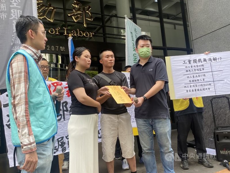長榮航勤基層員工與勞團9日到勞動部前舉行記者會,批評長勤工會黑箱獨裁,認為長勤工會持續由資方把持、長期霸占工會資源,遲遲不召開會員大會等,並遞交陳情書給勞動部。中央社記者吳欣紜攝 113年8月9日