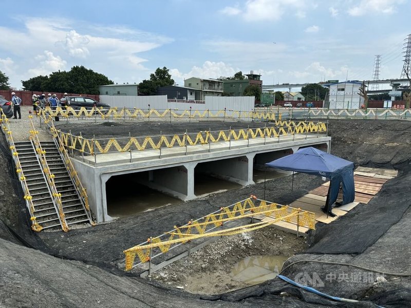 為解決新泰塭仔圳長期積淹水問題，新北市地政局除了在地區主要道路下方設排水箱涵，更打造全台罕見的4孔箱涵。中央社記者高華謙攝  113年8月9日