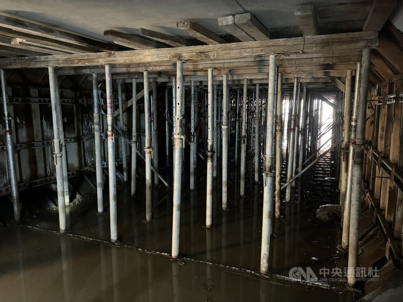 新北市地政局在塭仔圳內打造4孔箱涵,指出與一般單孔或雙孔箱涵相比,4孔箱涵所需腹地大,一次灌的鋼筋混凝土面積大、重量重,在混凝土還沒乾前都會一直往下沉,因此支撐工程(圖)是重中之重。中央社記者高華謙攝 113年8月9日